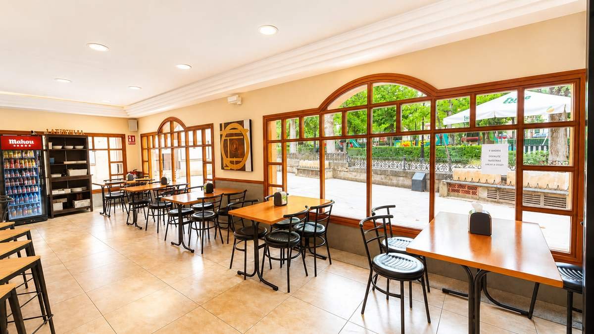 Comedor interior de La Tertulia con ventanales al parque